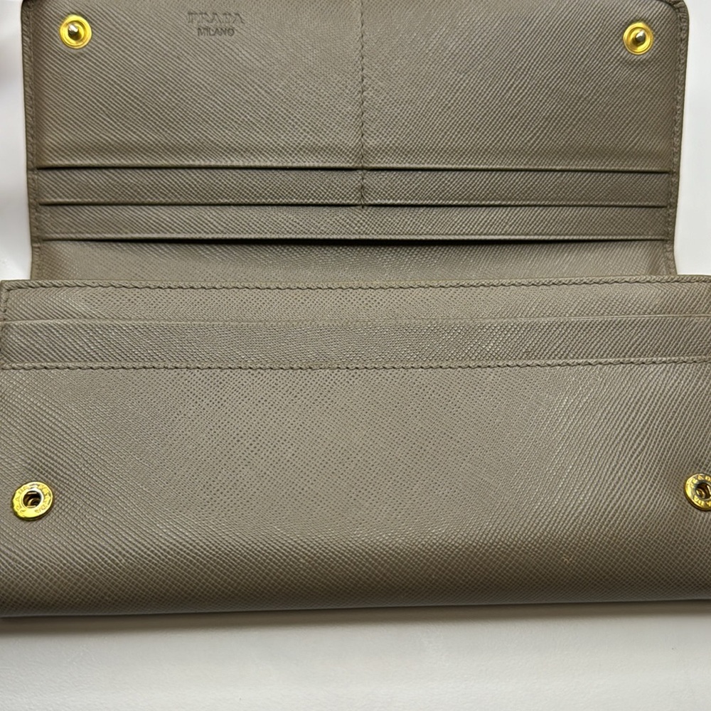 10897 Prada - Picture 2 of 2